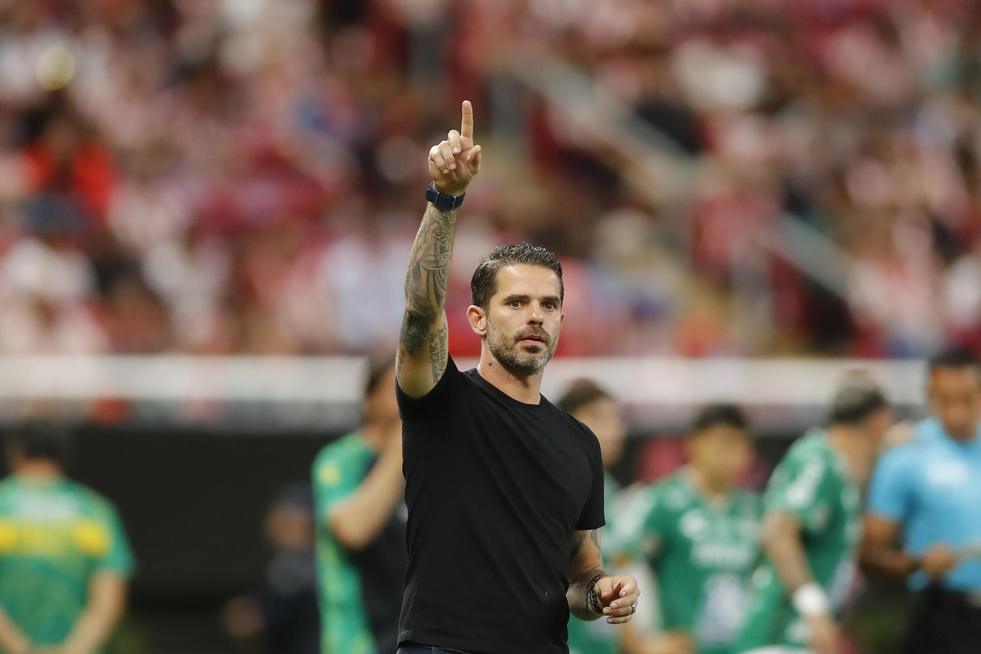 Fernando Gago entrenador del Guadalajara da indicaciones este miércoles, durante un partido de la jornada 8 del torneo Apertura 2024 de la liga del fútbol mexicano, en el Estadio Akron de Guadalajara (México). EFE/ Francisco Guasco 