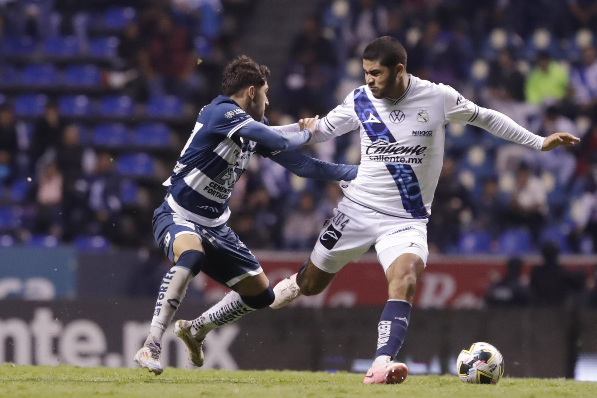 osé Pachuca (d) de Puebla disputa el balón con Sergio Hernández (i) de Pachuca este viernes, durante un partido del Torneo Apertura 2024 de la liga de fútbol mexicano, entre Puebla y Pachuca, en el estadio Cuauhtémoc en Puebla (México). EFE/ Hilda Ríos
