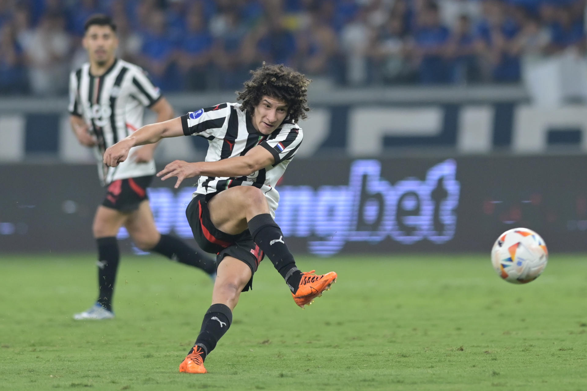 Iván Franco de Libertad remata en el partido de vuelta de cuartos de final de la Copa Sudamericana. EFE/ Joao Guilherme