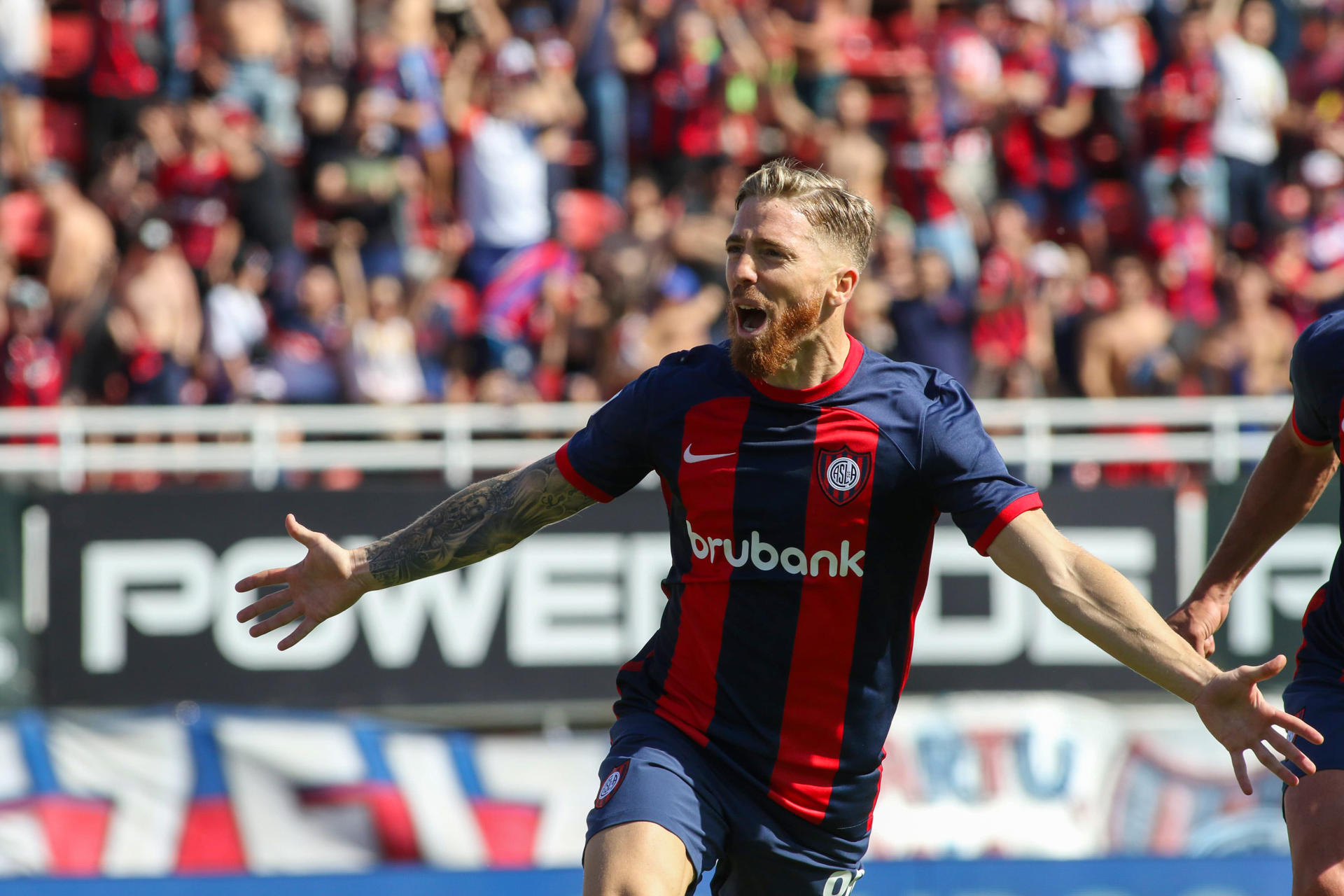 En el tercer partido como jugador de San Lorenzo, en el primero como titular desde el pitido inicial, el español Íker Muniain marcó dos goles que garantizaron este sábado en Bueno Aires la victoria por 2-1 sobre Banfield en la Liga argentina. EFE/STR
