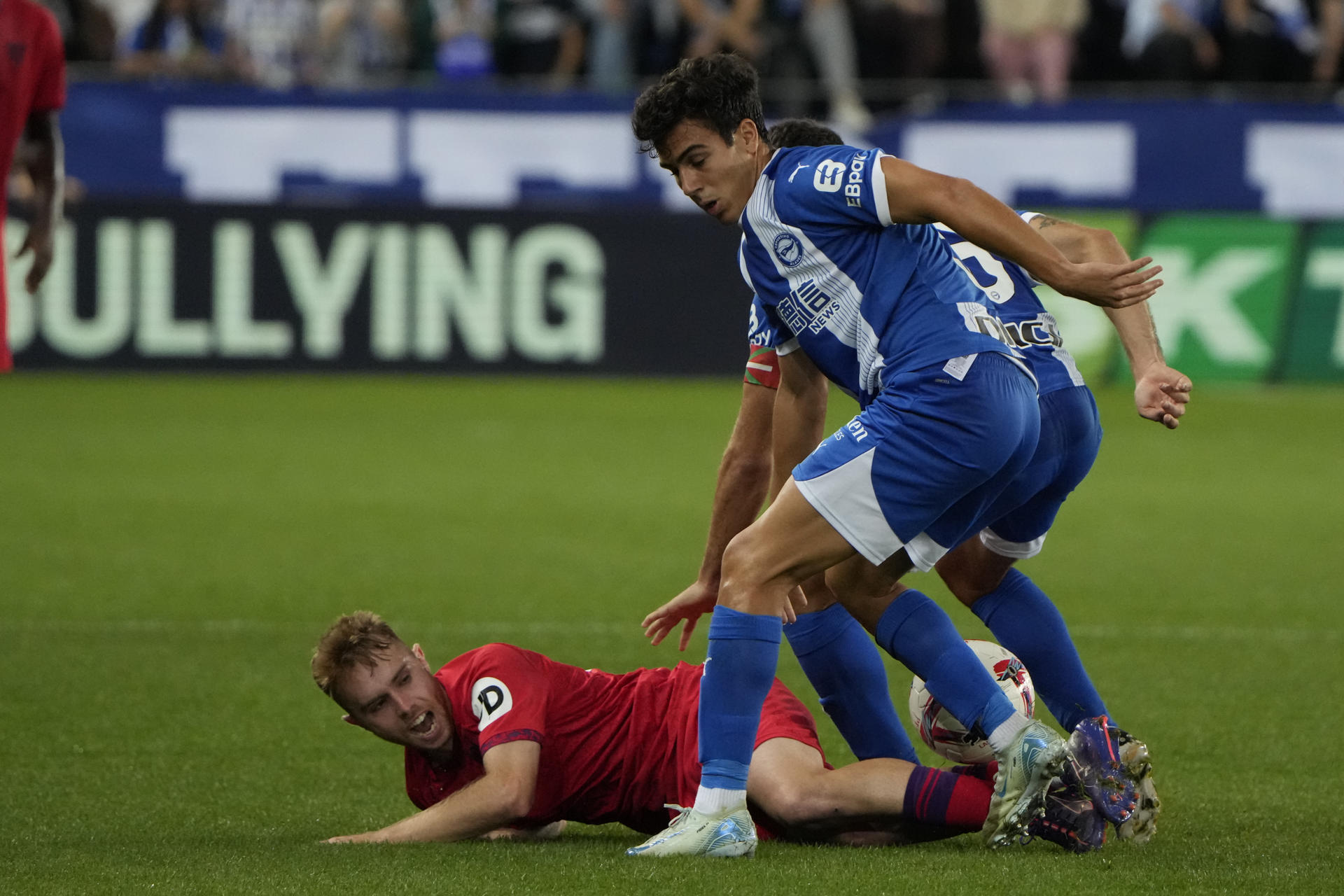 El centrocampista del Sevilla, Peque Fernández (i), disputa el balón ante el centrocampista del Alavés, Ander Guevara, durante el partido de la jornada 6 de LaLiga EA Sports, entre el Deportivo Alavés y el Sevilla FC que se disputa este viernes, en el estadio de Mendizorrotza de Vitoria-Gasteiz. EFE/ Adrián Ruiz Hierro 