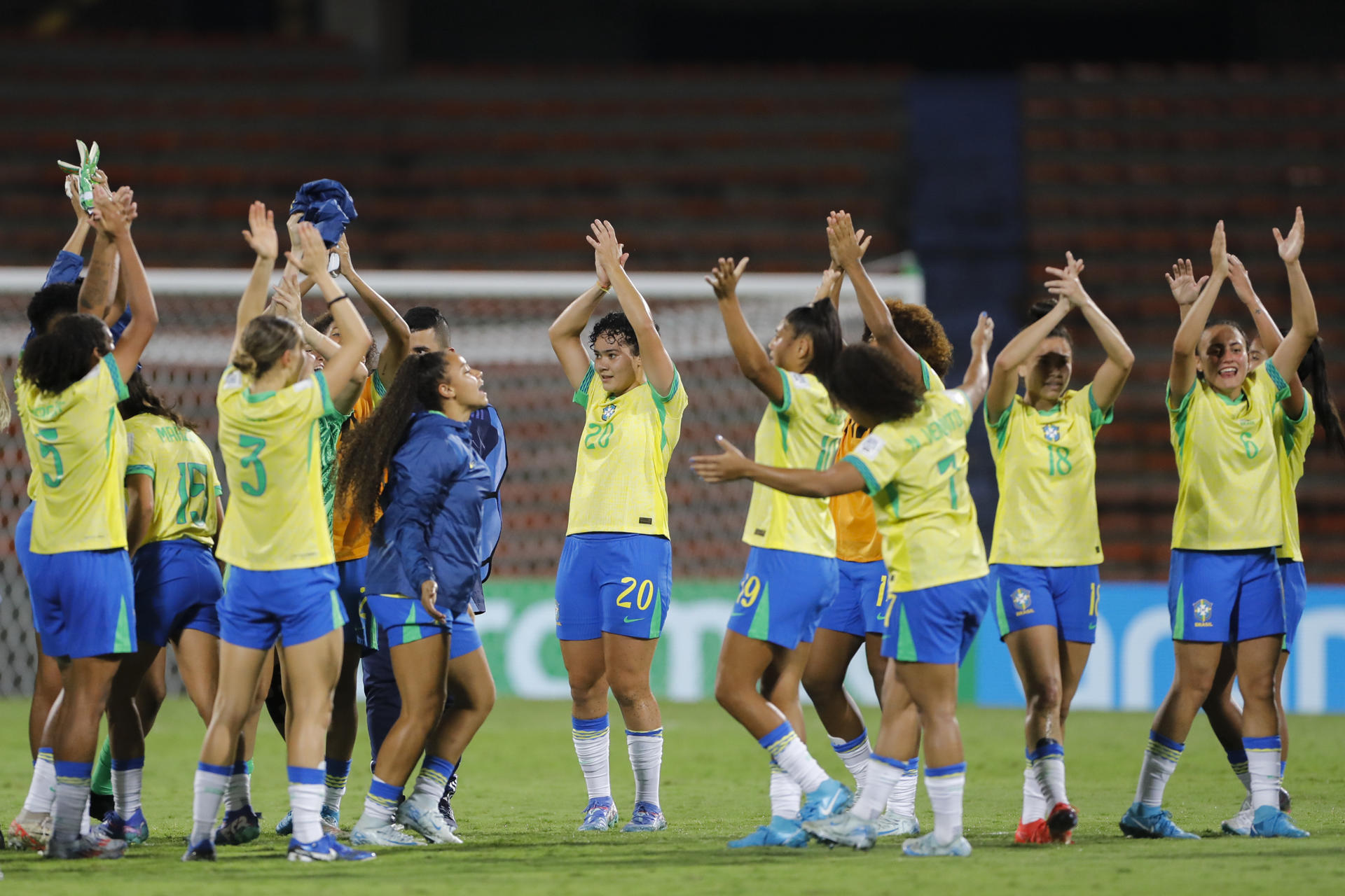 Las jugadoras de Brasil Sub-20 celebranal final de un partido en Medellín. Este viernes se las verán con Canadá por el liderato del Grupo B. EFE/ Luis Eduardo Noriega Arboleda 