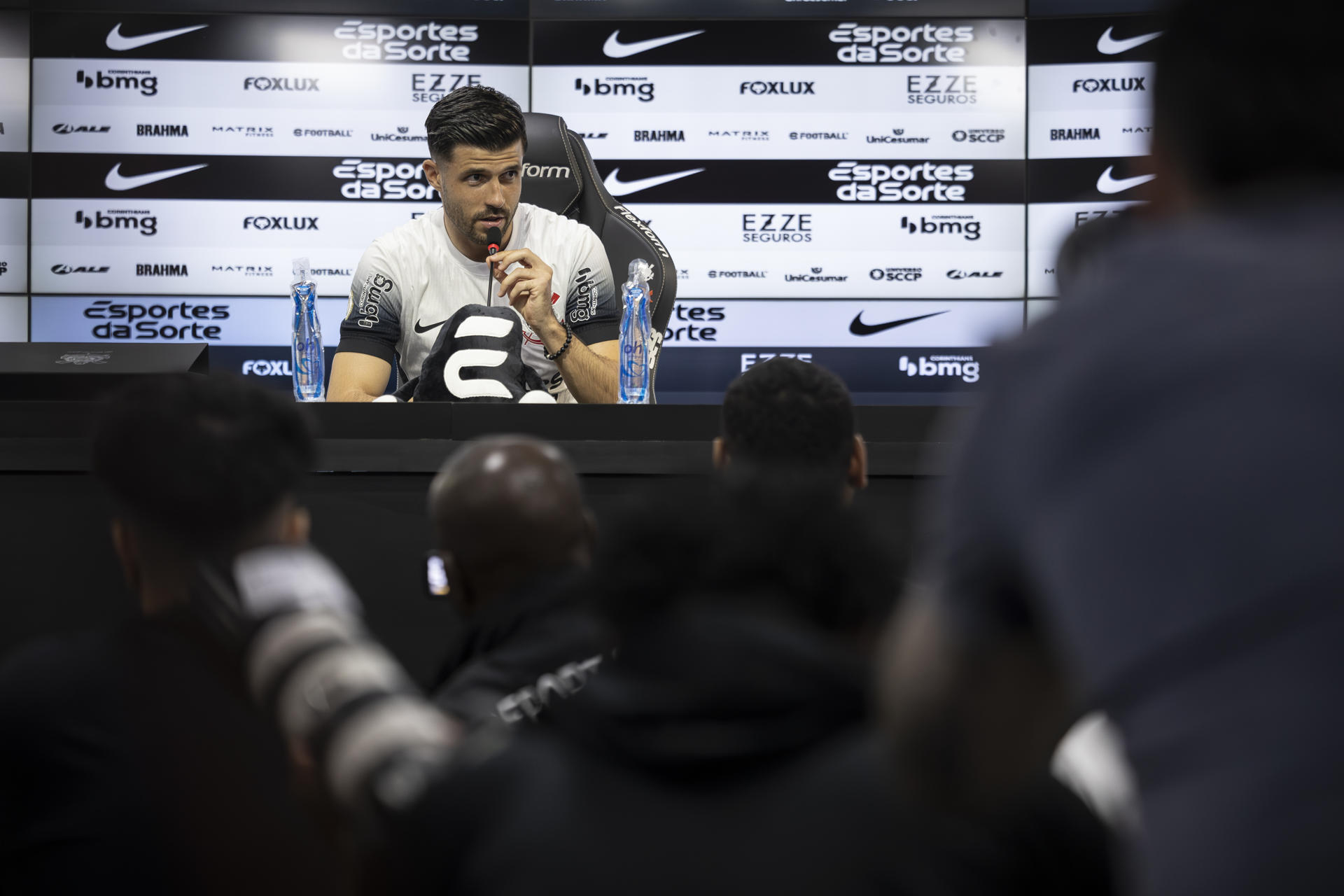 El delantero español Héctor Hernández habla en la rueda de prensa donde fue presentado como nuevo jugador del Corinthians. EFE/ Isaac Fontana 