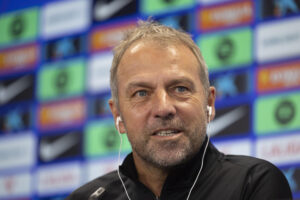 El entrenador del FC Barcelona Hansi Flick, durante la rueda de prensa tras el entrenamiento del FC Barcelona previo al partido de liga ante el Villarreal. EFE/Alejandro García