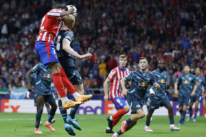 El defensa uruguayo del Atlético de Madrid, José María Giménez (i), remata el balón para conseguir el segundo gol del equipo rojiblanco durante el encuentro correspondiente a la primera jornada de la Liga de Campeones que disputaron Atlético de Madrid y el RB Leipzig en el estadio Cívitas Metropolitano de Madrid. EFE/ Kiko Huesca.