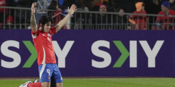 Fotografía de archivo en donde se observa al jugador de Chile Víctor Dávila celebrando un gol en un partido amistoso internacional entre las selecciones de Chile y Paraguay, en el estadio Nacional en Santiago (Chile). EFE/ Elvis González