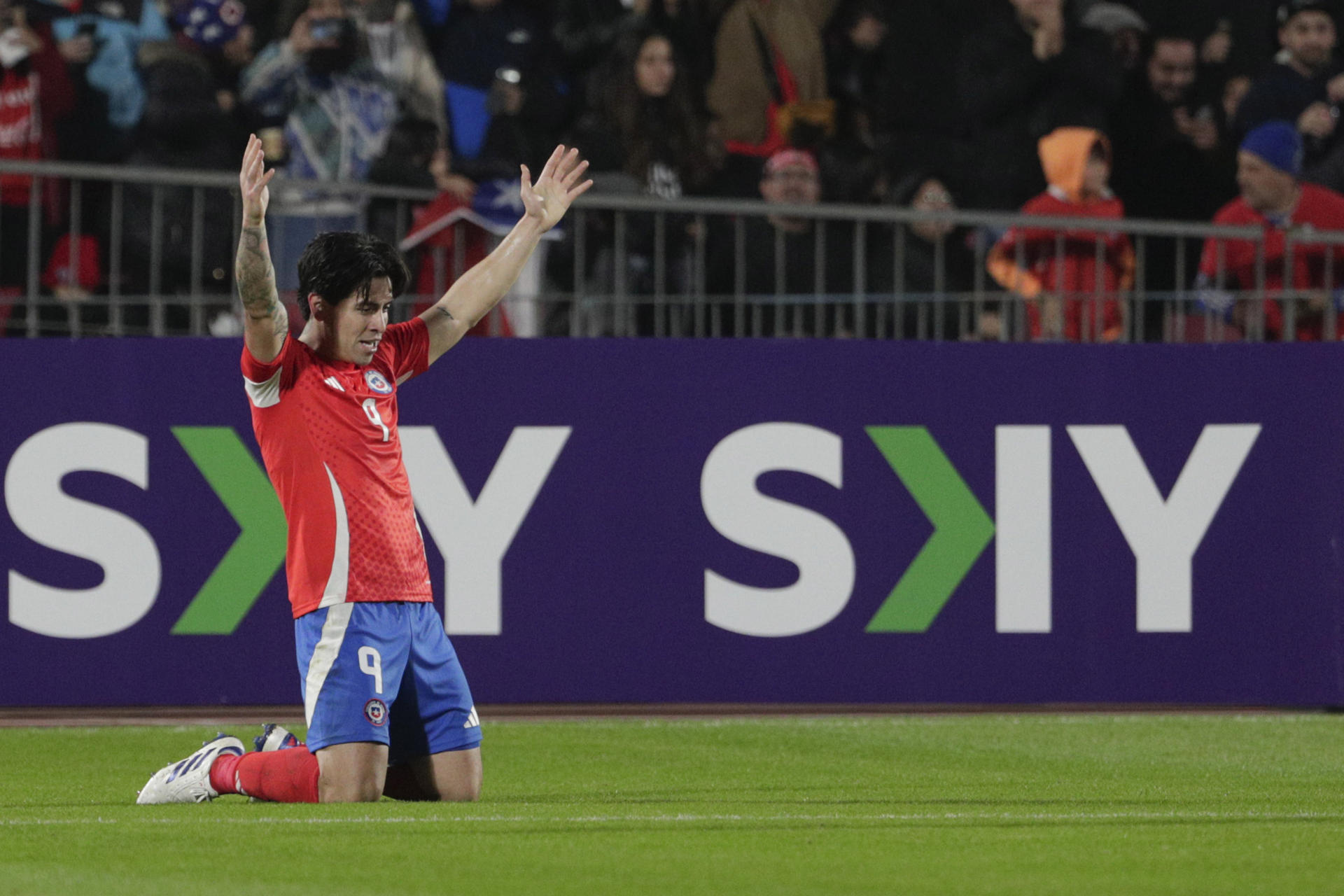 Fotografía de archivo en donde se observa al jugador de Chile Víctor Dávila celebrando un gol en un partido amistoso internacional entre las selecciones de Chile y Paraguay, en el estadio Nacional en Santiago (Chile). EFE/ Elvis González