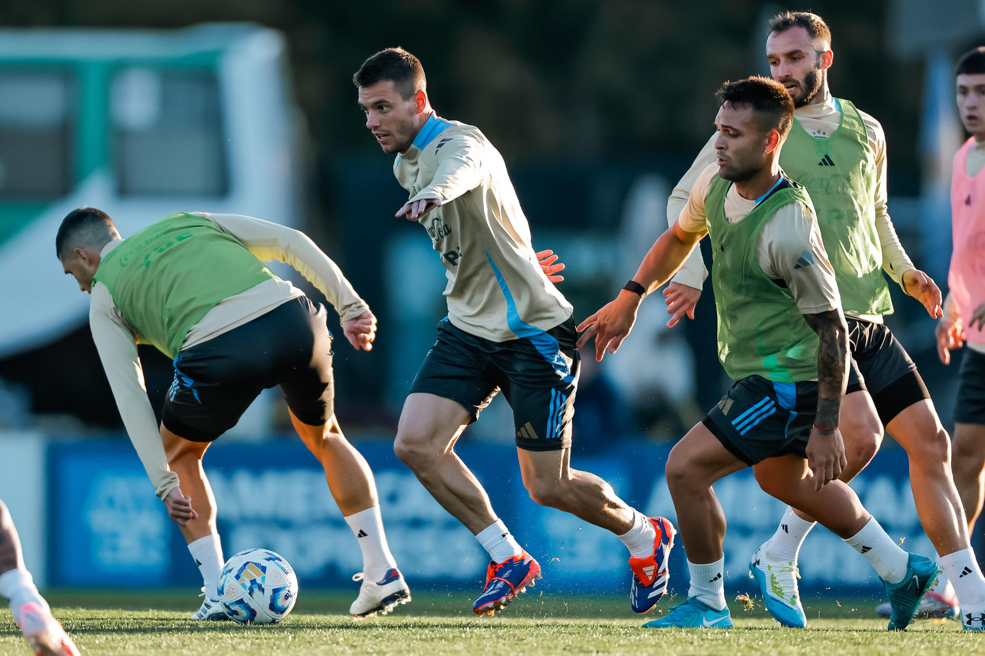 AGiovani Lo Celso (c) es exigido este martes durante un entrenamiento de la selección de Argentina en Buenos Aires. EFE/ Juan Ignacio Roncoroni 