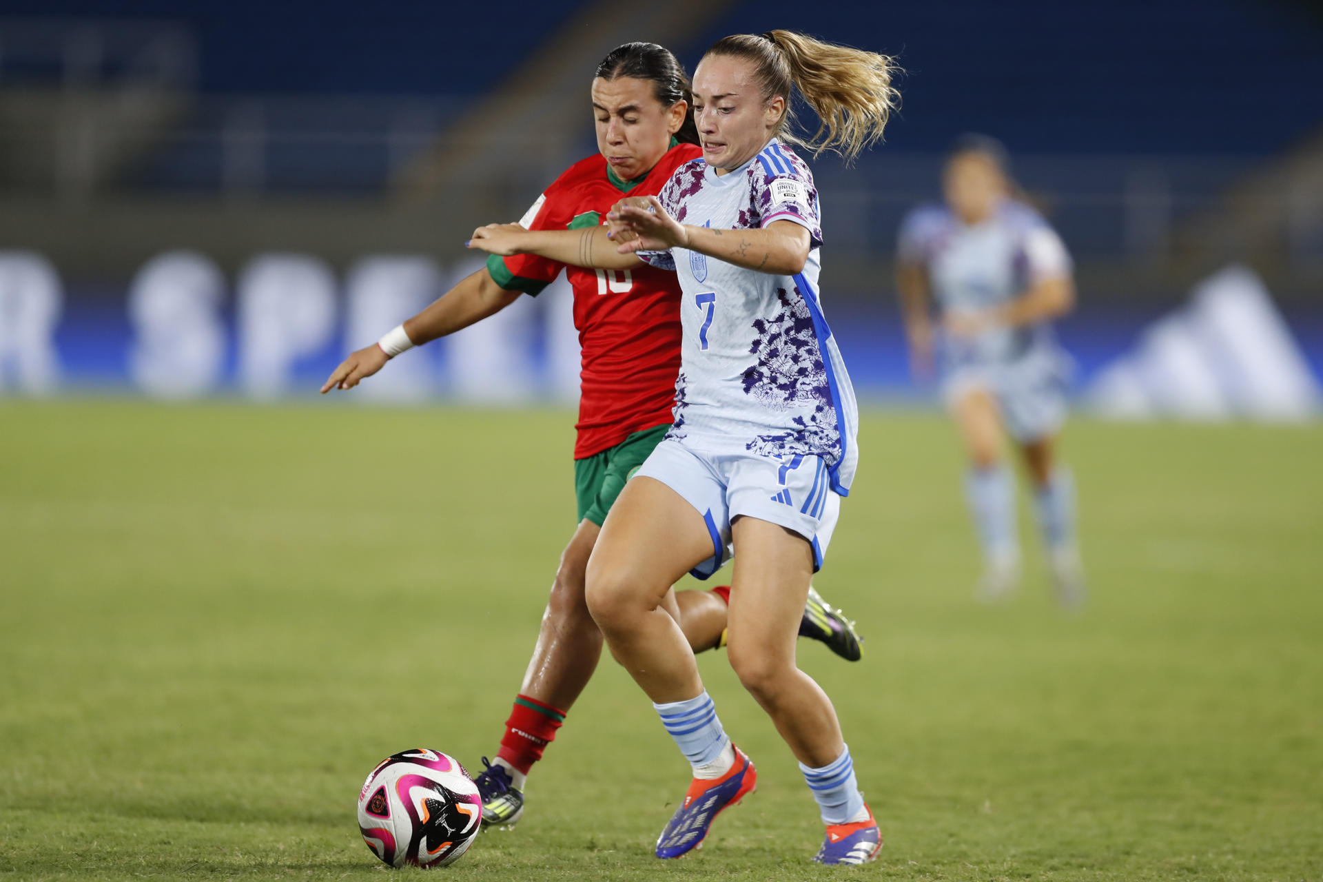 Romaissa Boukakar (i) de Marruecos disputa un balón con Ornella María Vignola de España en un partido del grupo C de la Copa Mundial Femenina sub-20. EFE/ Ernesto Guzmán