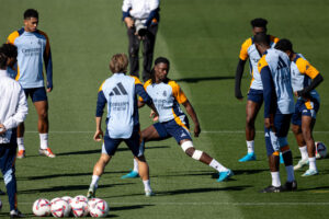 Los jugadores del Real Madrid durante el entrenamiento del equipo en la Ciudad Deportiva de Valdebebas antes de su enfrentamiento liguero contra el Atlético de Madrid. EFE/ Daniel González