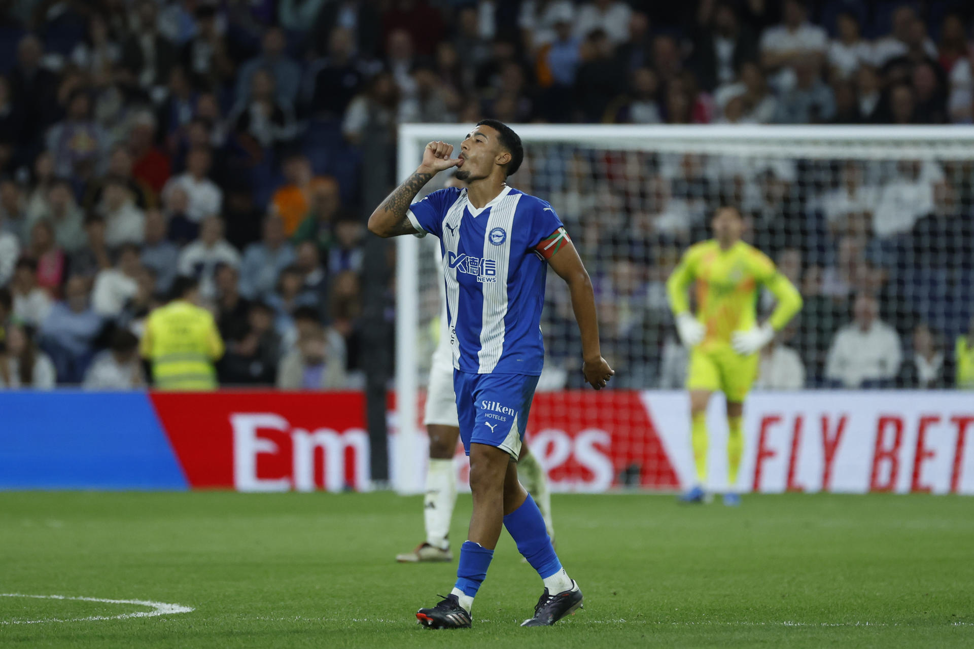 El centrocampista argentino del Alavés, Carlos Protesoni, celebra el primer gol del equipo vitoriano durante el encuentro correspondiente a la séptima jornada de Laliga EA Sports que Real Madrid y Alavés disputaron en el estadio Santiago Bernabéu, en Madrid. EFE / Juanjo Martín. 