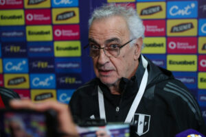El seleccionador de Perú, el uruguayo Jorge Fossati, ofrece declaraciones este lunes en el estadio Rodrigo Paz Delgado, en Quito (Ecuador). EFE/ José Jácome