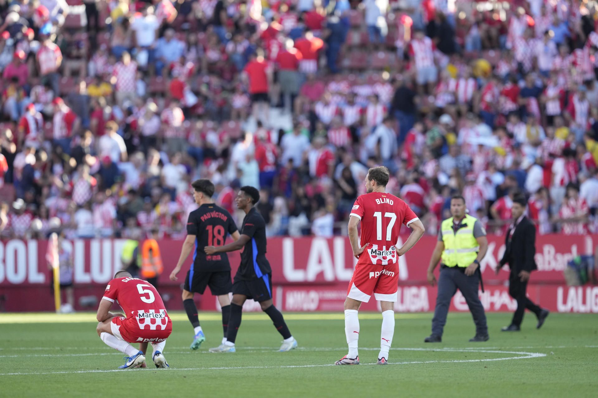 El defensa del Girona Daley Blind este domingo, tras el partido de la 5a jornada de LaLiga EA Sports, entre el Girona FC y el FC Barcelona, en el estadio Montilivi de Girona. EFE/ Alejandro Garcia 