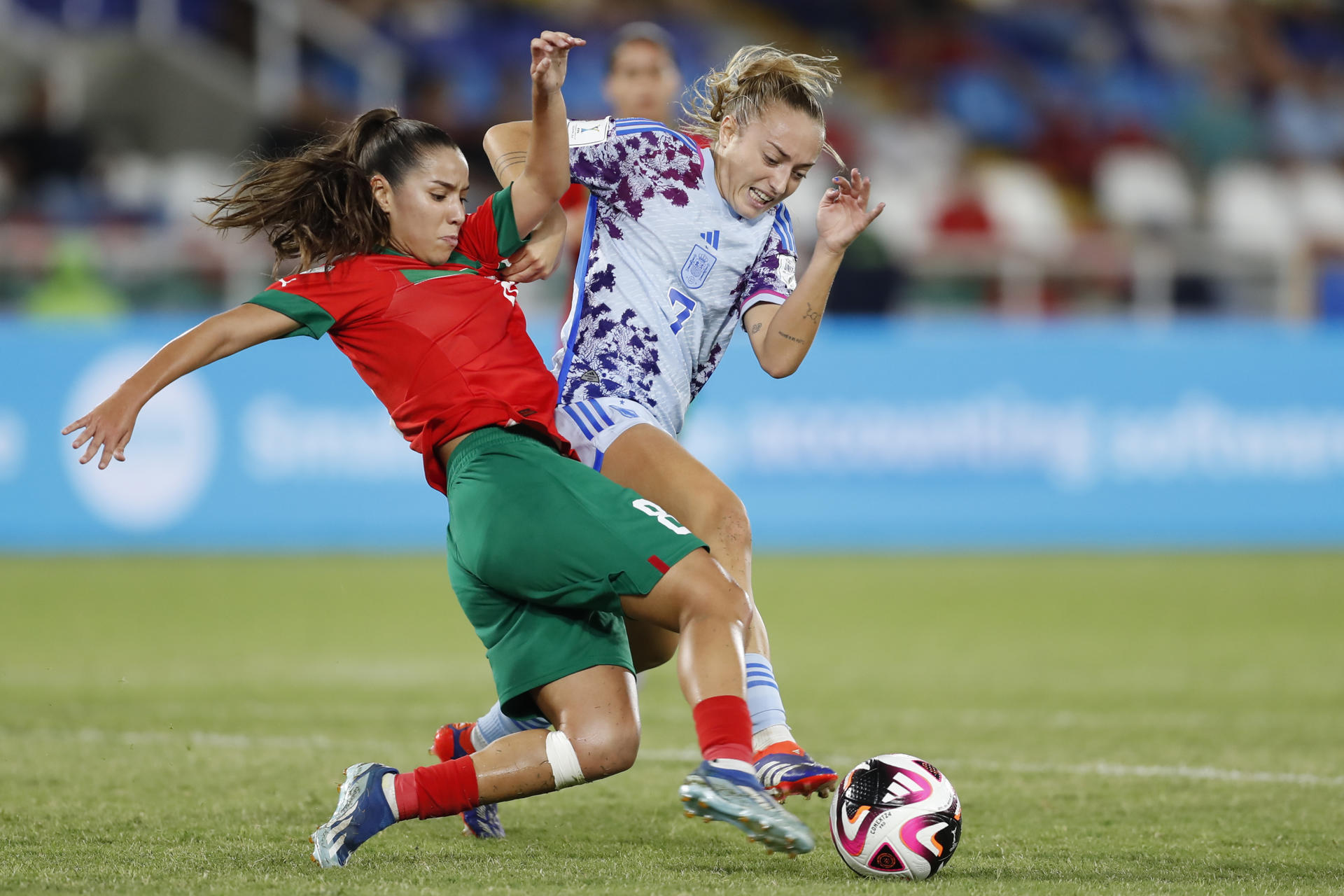Samya Masnaoui (i) de Marruecos disputa un balón con Ornella María Vignola de España en un partido del grupo C de la Copa Mundial Femenina sub-20. EFE/ Ernesto Guzmán