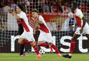 El jugador del Mónaco Maghnes Akliouche celebra el 1-0 durante el partido de la UEFA Champions League que han jugado AS Monaco y Barcelona en Monaco. EFE/EPA/SEBASTIEN NOGIER