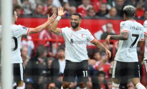 Manchester (Reino Unido), 01/09/2024.- El egipcio Mohamed Salah ha dejado entrever, al término del encuentro que su equipo disputó y ganó al Manchester United, que puede dejar el Liverpool al final de la presente temporada, cuando termina su contrato. En la imagen, el jugador celebra su gol frente al Manchester United, al que derrotaron por 3-0.EFE/EPA/PETER POWELL
