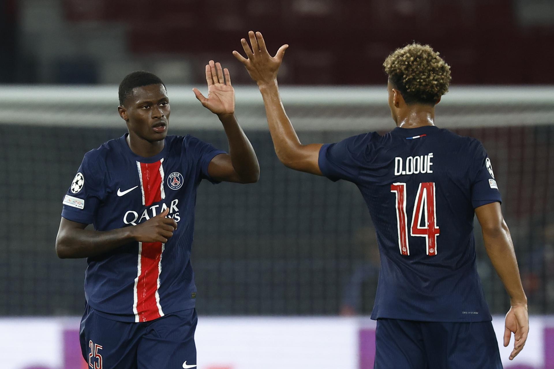 Los jugadors del PSG Nuno Mendes (I) y Desire Doue durante el partido de la primera jornada de la UEFA Champions League jugado en el Parque de los Príncipes EFE/EPA/YOAN VALAT 