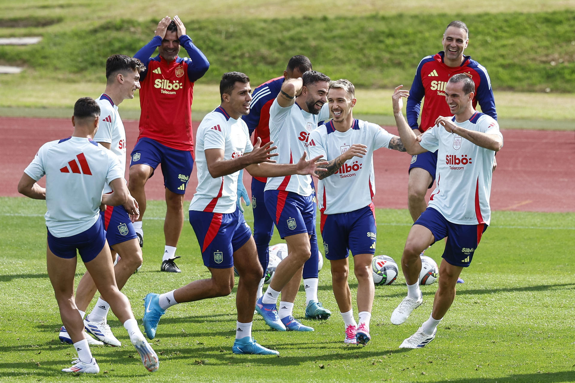 La selección española de fútbol participa en el último entrenamiento en la Ciudad del Fútbol de Las Rozas, este miércoles, antes de trasladarse a Belgrado. EFE/ Rodrigo Jiménez 