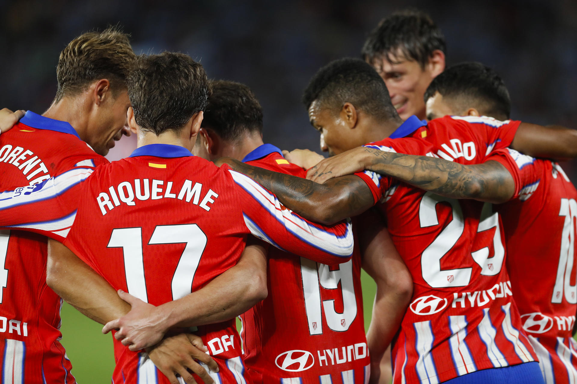 VIGO (PONTEVEDRA), 26/09/2024.- El delantero argentino del Atlético de Madrid Julián Álvarez (3i) celebra su gol durante el partido de LaLiga en Primera División que Celta de Vigo y Atlético de Madrid disputan este jueves en el estadio de Balaídos. EFE/Salvador Sas 