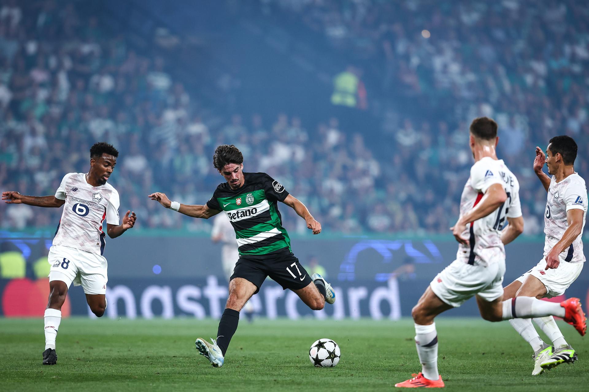 El jugador del Sporting Francisco Trincao (c) en acción ante Angel Gomes (O, del Lille, durante el partido de la UEFA Champions League que han jugado Sporting C y LOSC Lille en el Alvalade Stadium, en Lisboa, Portugal. EFE/EPA/RODRIGO ANTUNES