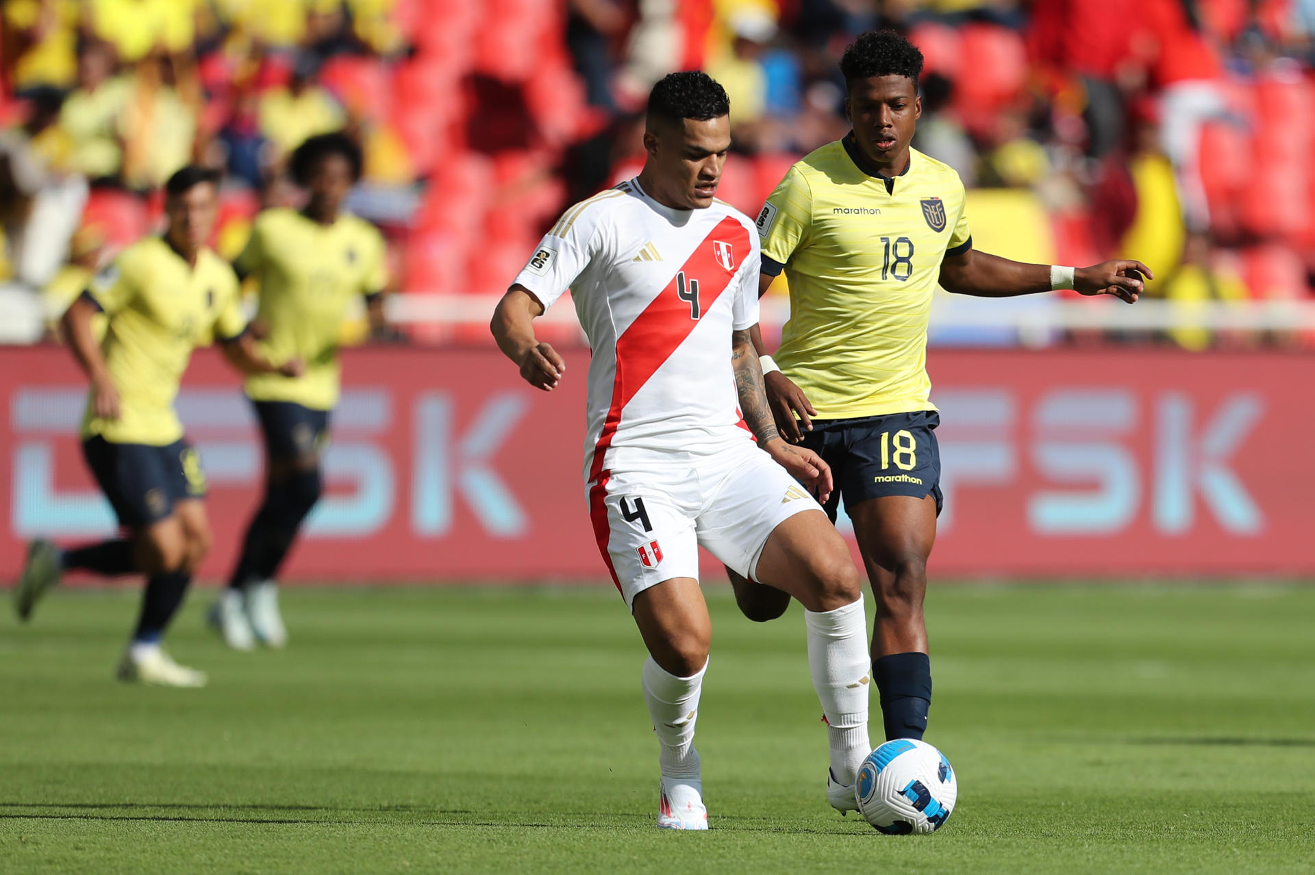 John Mercado (d) de Ecuador disputa un balón con Anderson Santamaría de Perú en un partido de las eliminatorias sudamericanas para el Mundial de 2026. EFE/ José Jácome
