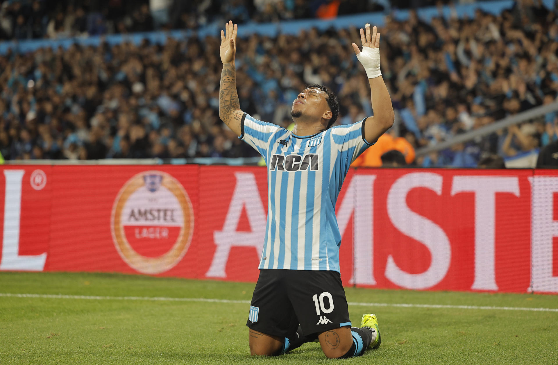 Roger Martínez de Racing celebra su gol en el partido de vuelta de cuartos de final de la Copa Sudamericana. EFE/ Juan Ignacio Roncoroni 
