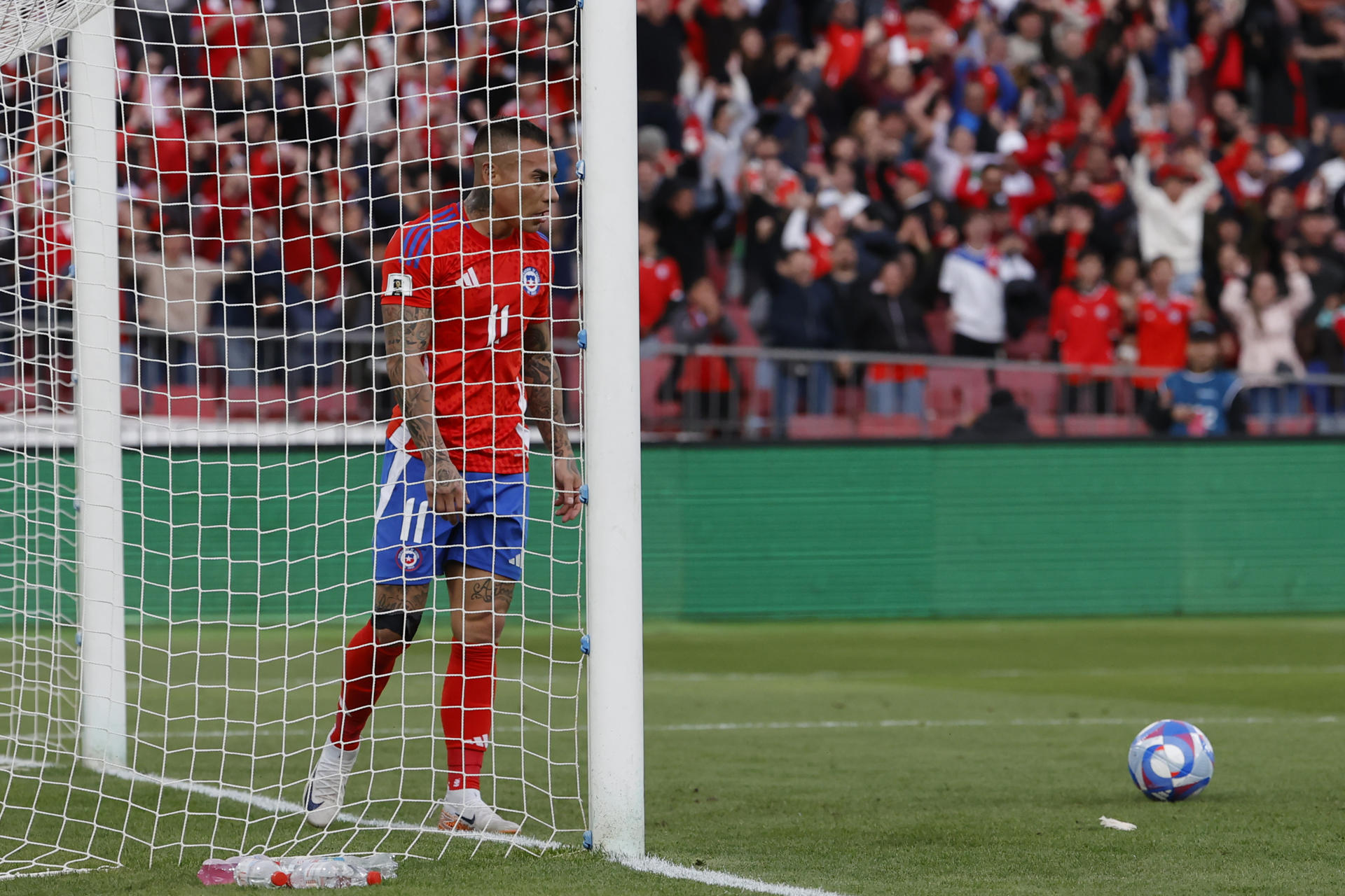 Eduardo Vargas de Chile marca un gol en un partido de las eliminatorias sudamericanas para el Mundial de 2026. EFE/ Elvis González 