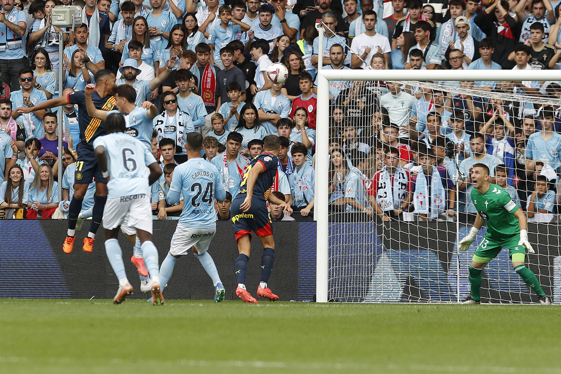 El jugador del Girona Yangel Herrera (i) marca un gol durante el partido de LaLiga entre el Celta de Vigo y el Girona celebrado este domingo el estadio Balaidos de Vigo. EFE / Salvador Sas 