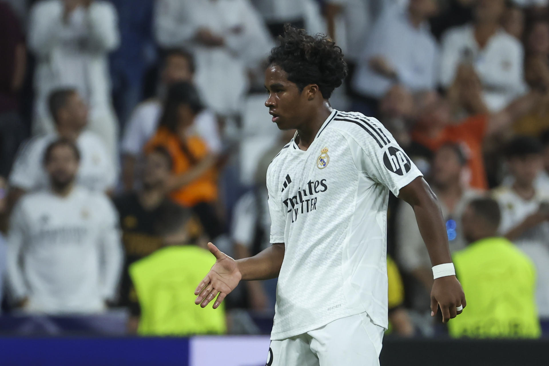 El delantero brasileño del Real Madrid, Endrick, celebra el tercer gol del equipo blanco durante el encuentro correspondiente a la primera jornada de la Liga de Campeones que Real Madrid y Vfb Stuttgart en el estadio Santiago Bernabéu, en Madrid. EFE / Kiko Huesca. 