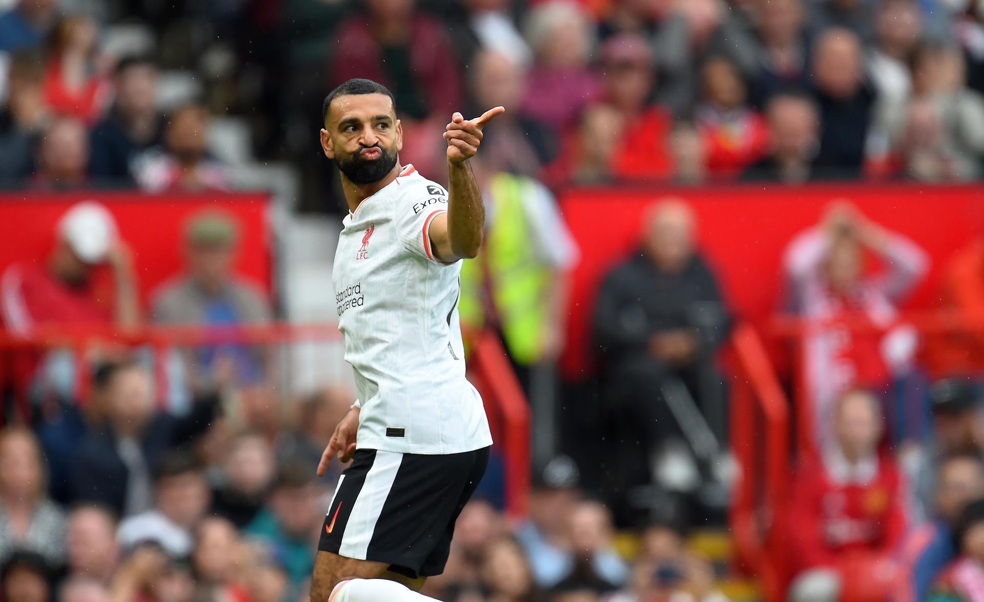 Manchester (Reino Unido), 01/09/2024.- El egipcio Mohamed Salah ha dejado entrever, al término del encuentro que su equipo disputó y ganó al Manchester United, que puede dejar el Liverpool al final de la presente temporada, cuando termina su contrato. En la imagen, el jugador celebra su gol frente al Manchester United, al que derrotaron por 3-0.EFE/EPA/PETER POWELL