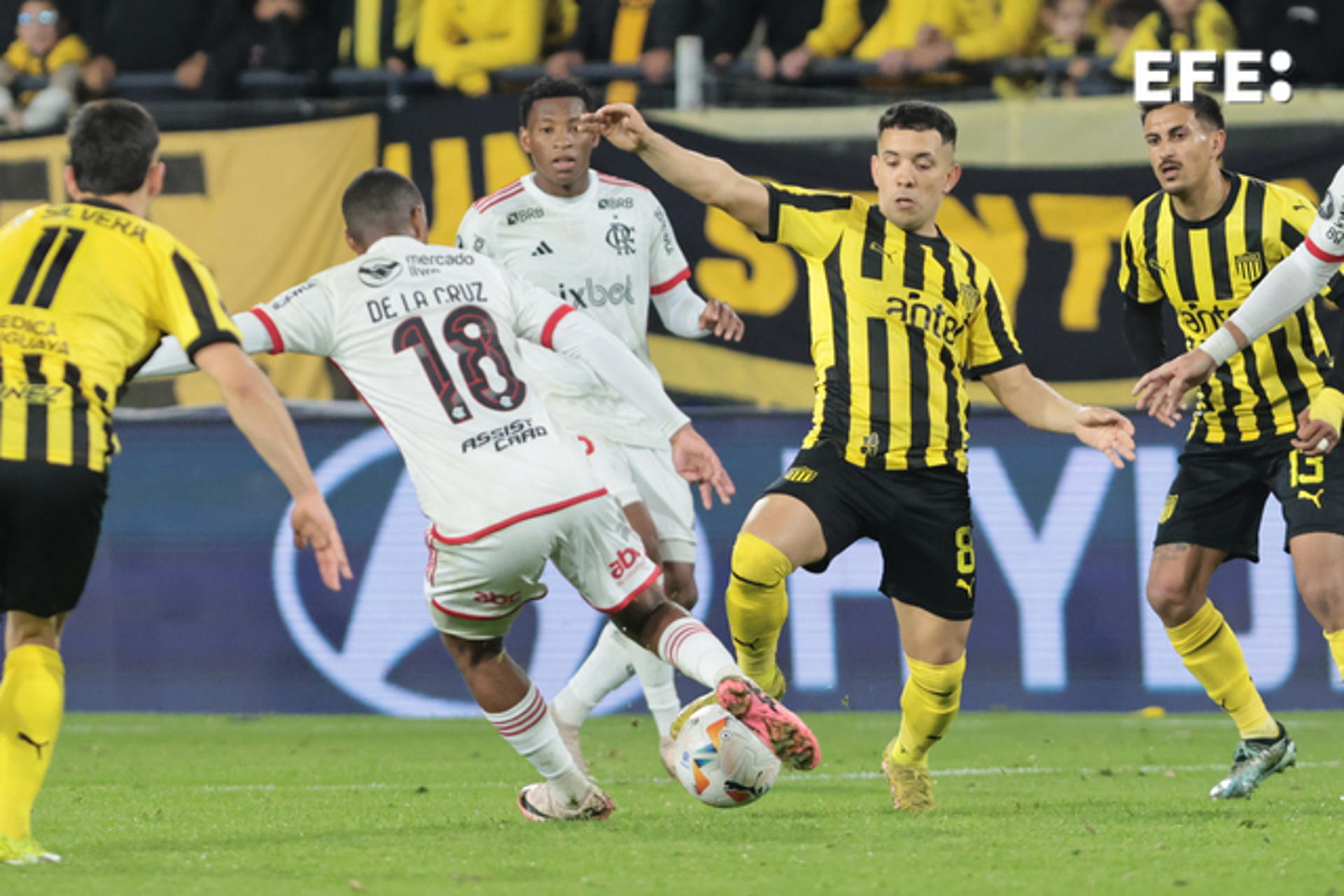 Leonardo Fernández (d) de Peñarol disputa un balón con Nicolás de la Cruz (i) de Flamengo en el partido de vuelta de cuartos de final de la Copa Libertadores. EFE/ Gaston Britos 