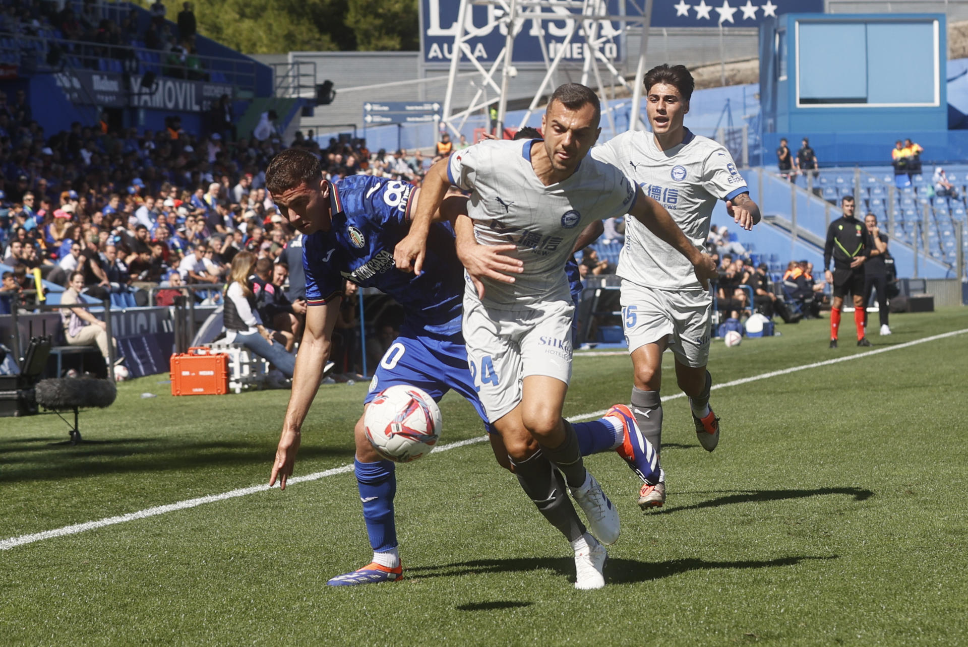 El delantero turco del Getafe FC, Bertug Yildirim (i) lucha por el balón con el centrocampista Joan Jordán (d) del Deportivo Alavés durante el partido de LaLiga disputado en el Coliseum de Getafe, Madrid. EFE/ Fernando Alvarado 