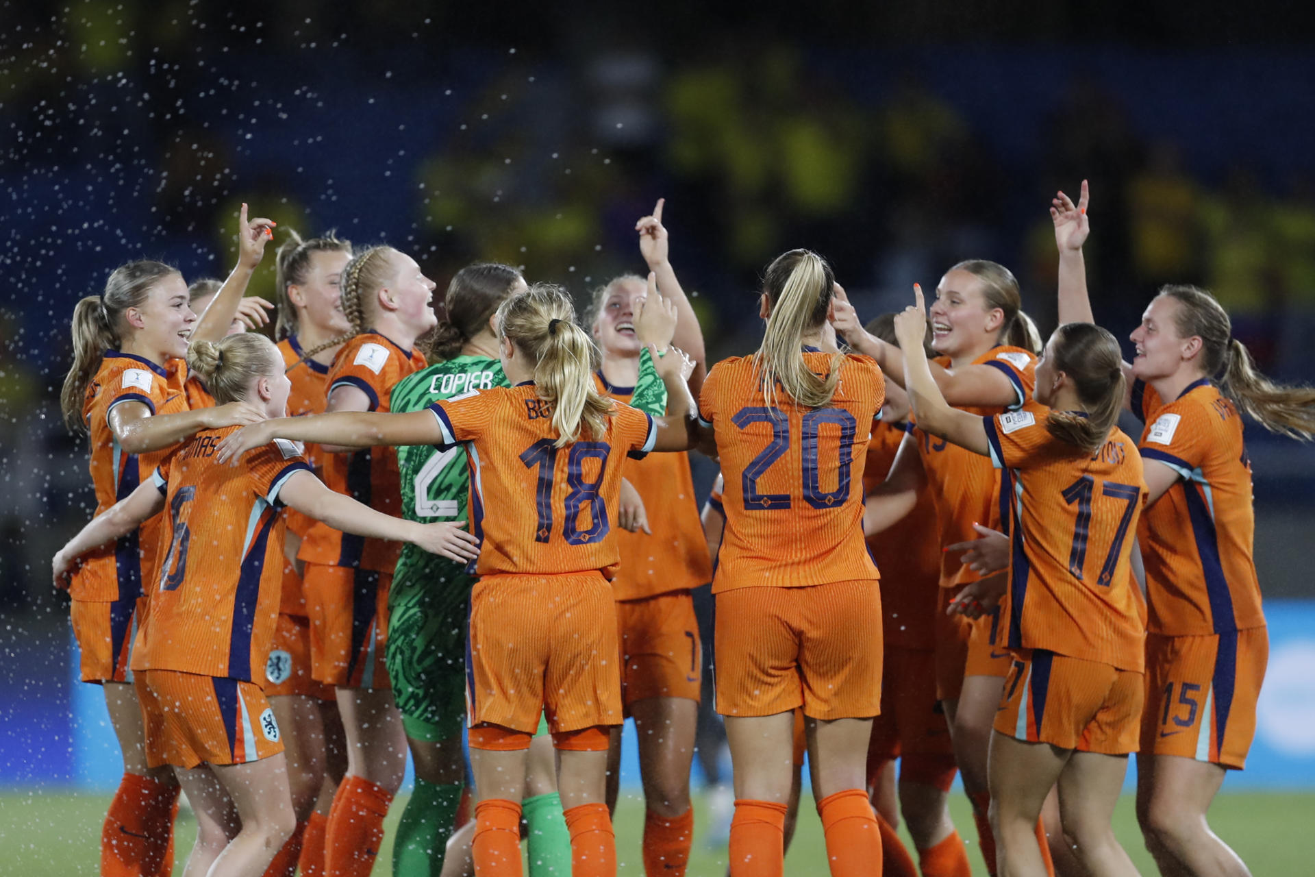 Las jugadoras de la selección de Países Bajos celebran este domingo en Cali la clasificación a las semifinales del Mundial Sub-20 tras imponerse a la de Colombia en una tanda de penaltis por 3-0 tras igualar 2-2 en el tiempo reglamentario y el alargue. EFE/ Ernesto Guzmán Jr. 