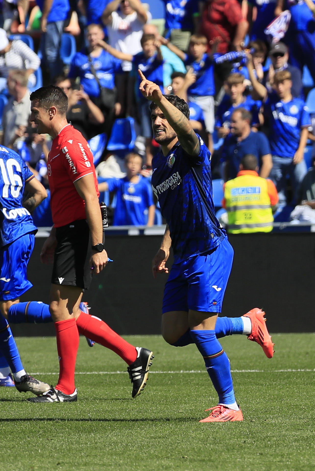 El centrocampista uruguayo del Getafe FC, Mauro Arambarri celebra su tanto ante el Deportivo Alavés durante el partido de LaLiga disputado en el Coliseum de Getafe, Madrid. EFE/ Fernando Alvarado 