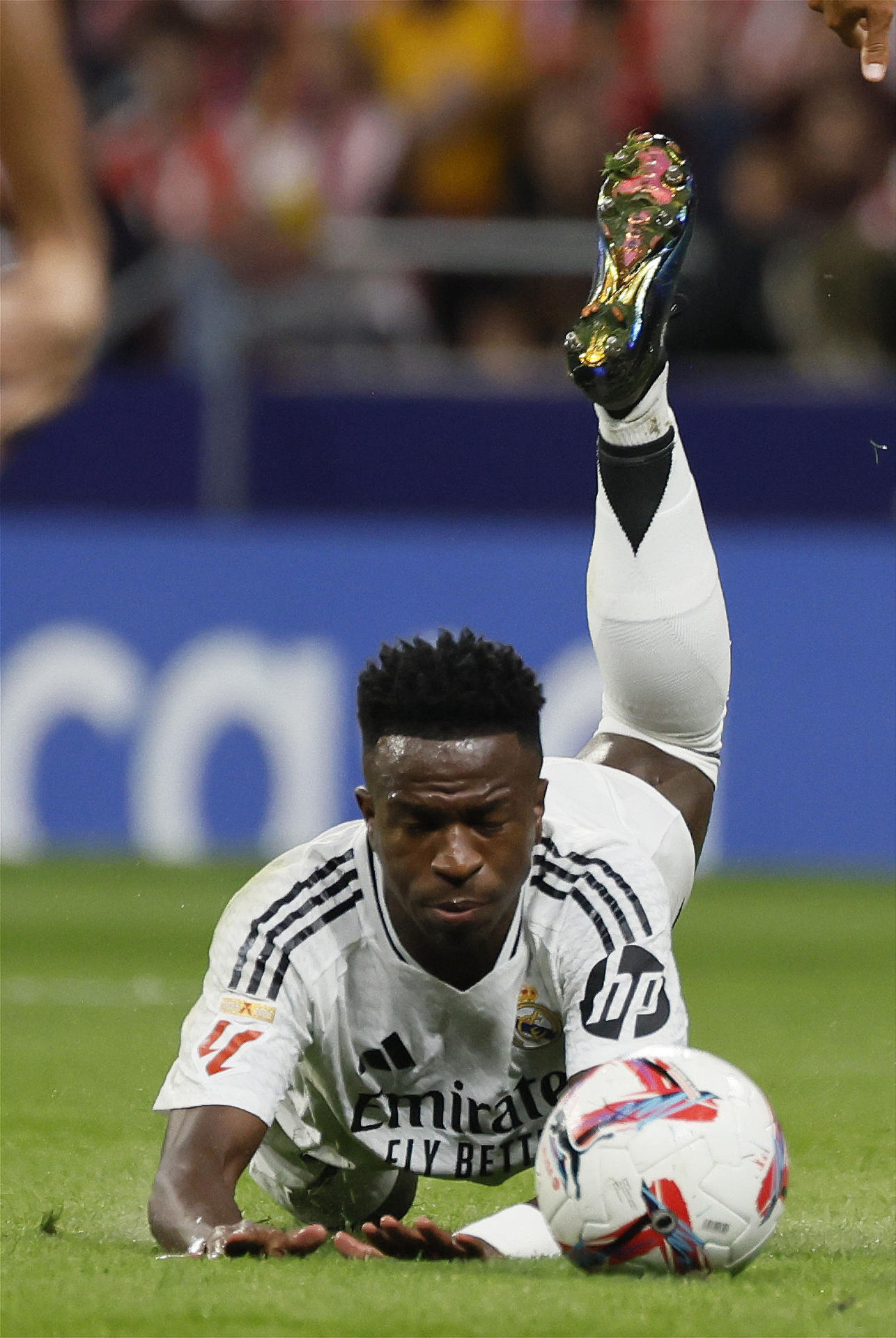 El delantero brasileño del Real Madrid Vinicius Jr cae al suelo durante el encuentro correspondiente a la jornada 8 de LaLiga EA Sports disputado entre el Atlético de Madrid y el Real Madrid en el estadio Civitas Metropolitano de Madrid. EFE/ Ballesteros 