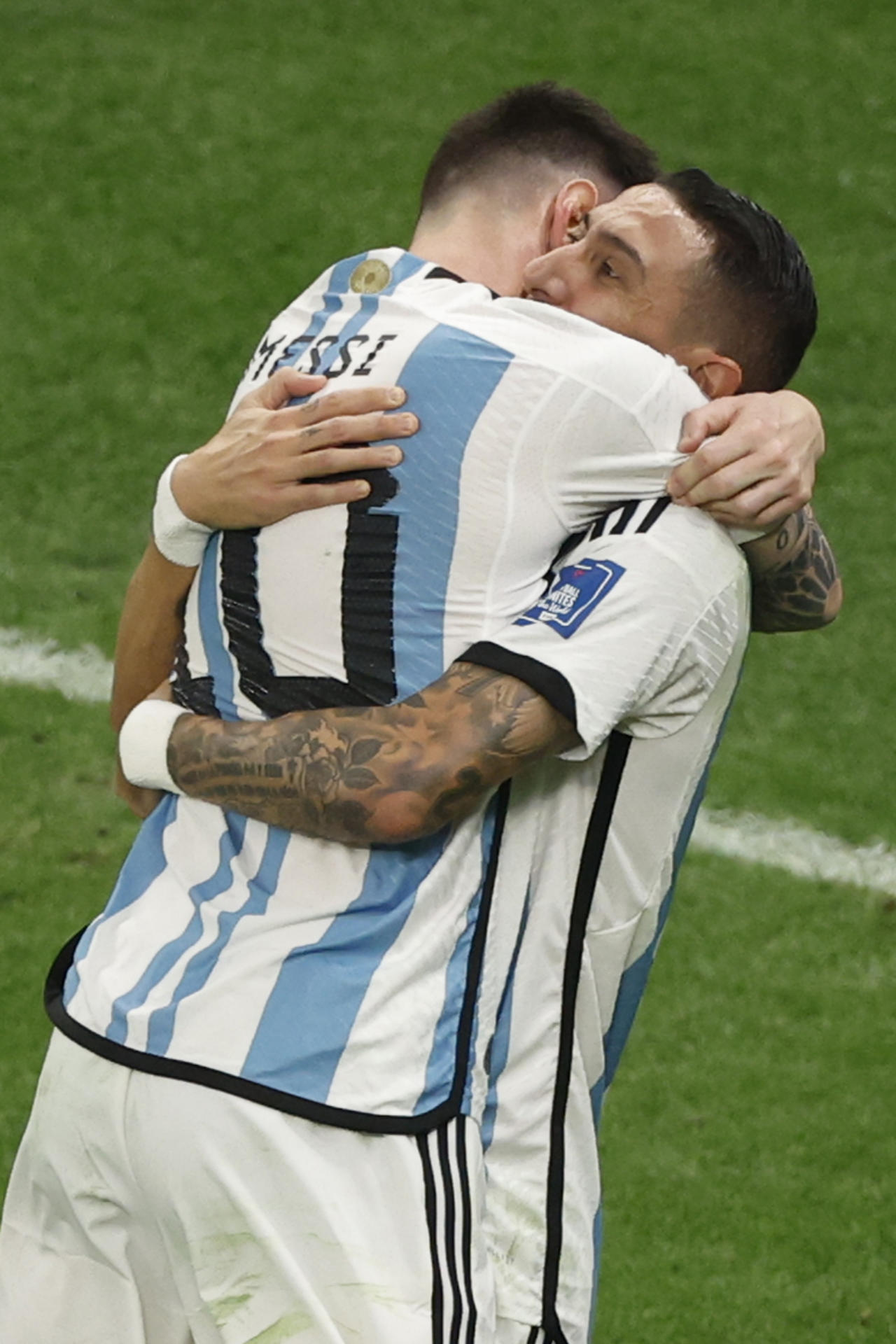 Lionel Messi (i) celebra un gol con Ángel Di María en la final del Mundial de Fútbol Qatar 2022 entre Argentina y Francia en el estadio de Lusail (Catar).EFE/ Alberto Estevez