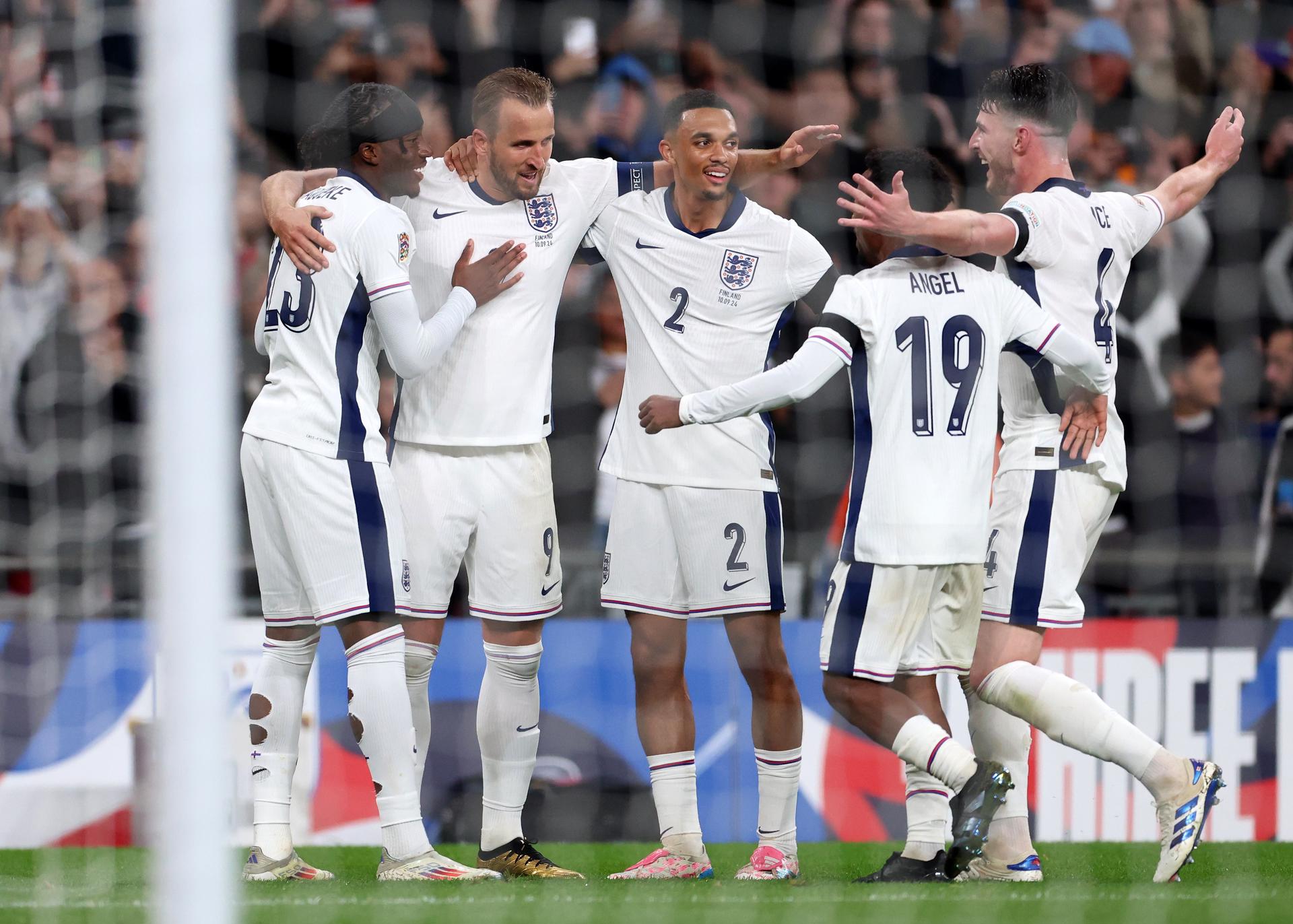 alt . Kane celebra con doblete su centenario