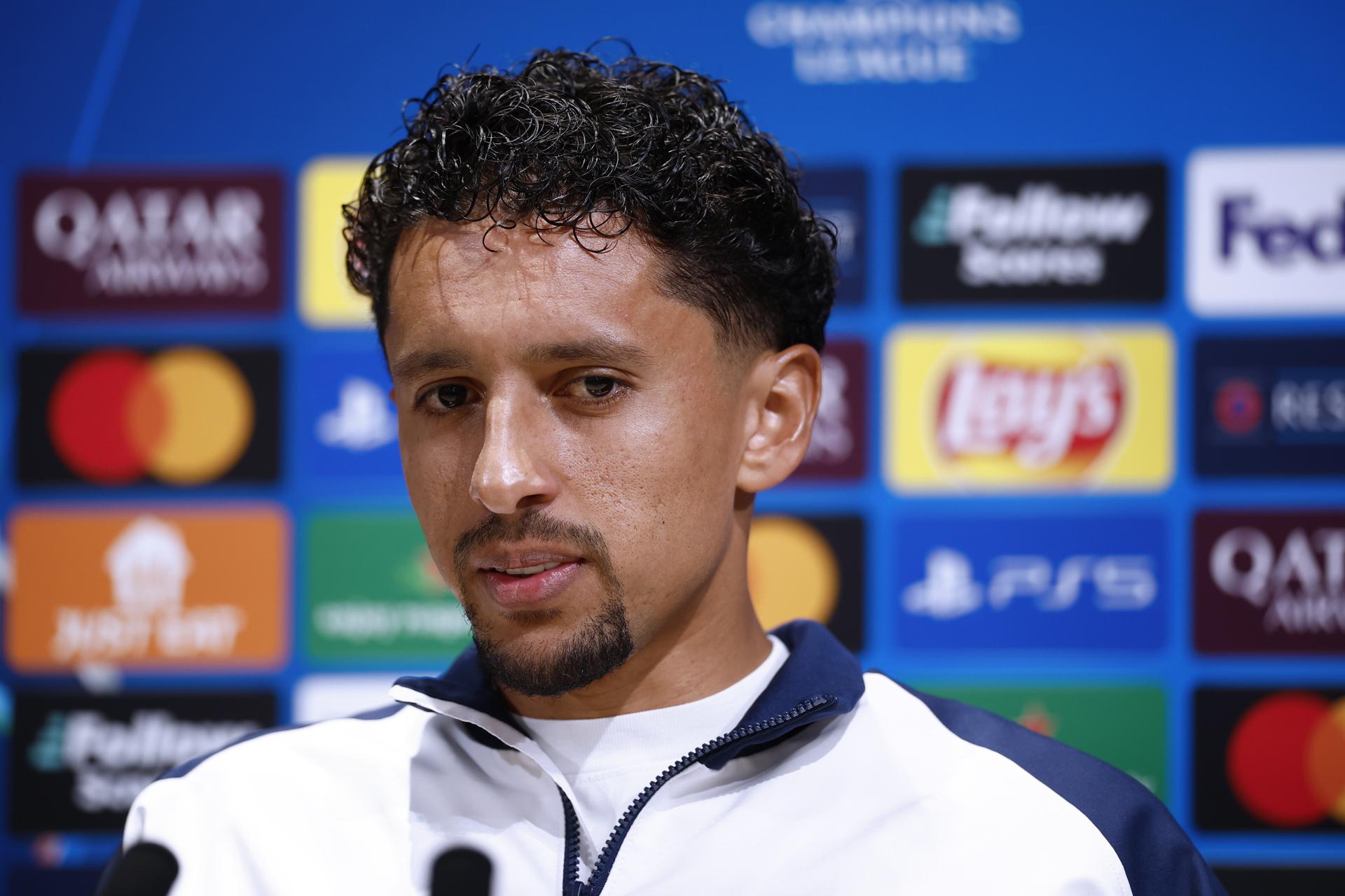 El jugador del Paris Saint-Germain Marquinhos durante una rueda de prensa en el centro de entrenamiento PSG Campus en Poissy, al oeste de París. EFE/EPA/YOAN VALAT 