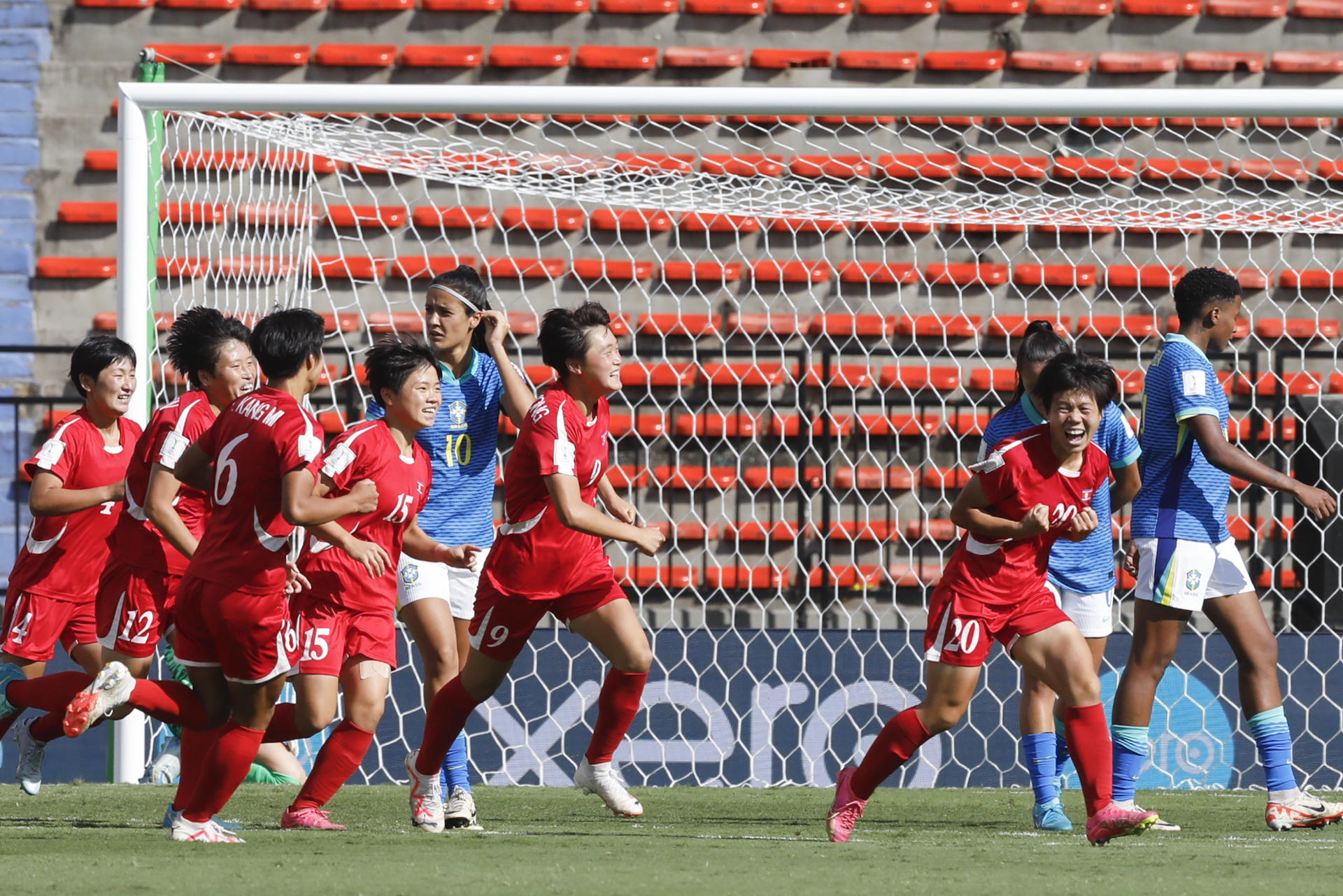 Jugadoras de RDP de Corea celebran un gol ante Brasil en un partido de cuartos de final del Mundial Femenino sub-20. EFE/ Luis Eduardo Noriega Arboleda