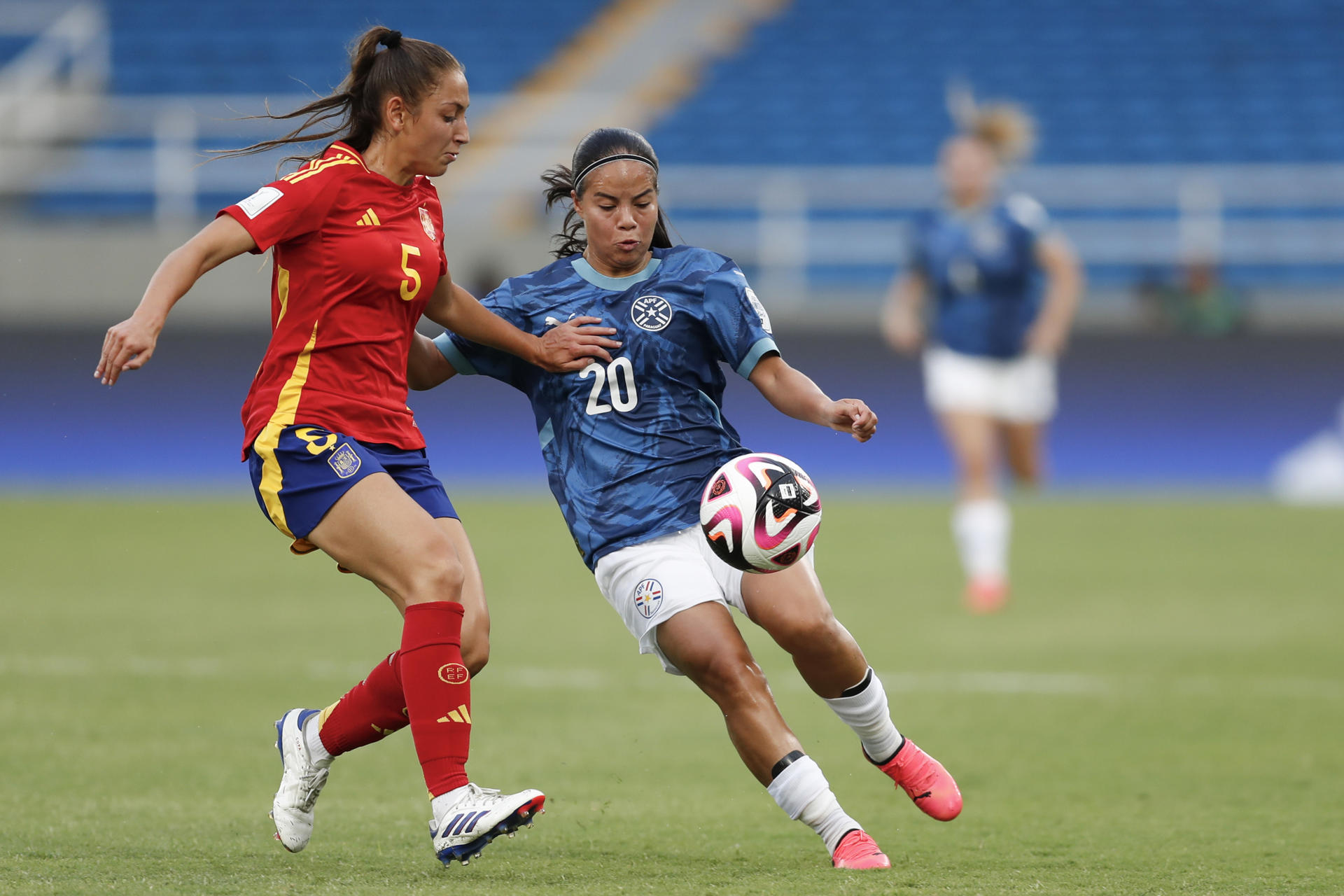 Sandra Villafañe (i) de España disputa un balón con Pamela Villalba de Paraguay en un partido del grupo C de la Copa Mundial Femenina sub-20 . EFE/ Ernesto Guzmán Jr.