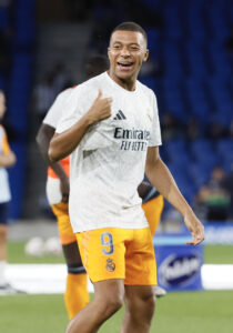 El delantero francés del Real Madrid Kylian Mbappé calienta este sábado, en el partido de LaLiga EA Sports, entre la Real Sociedad y el Real Madrid, en el Real Arena de San Sebastián (País Vasco). EFE/ Javi Colmenero