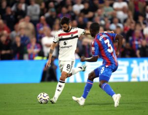 El jugador del United Manchester United Bruno Fernandes (I) en acción ante el jugador del Crystal Palace Tyrick Mitchell (d) durante el partido de la Premier League jugado en Londres, Reino Unido. EFE/EPA/DAVID CLIFF