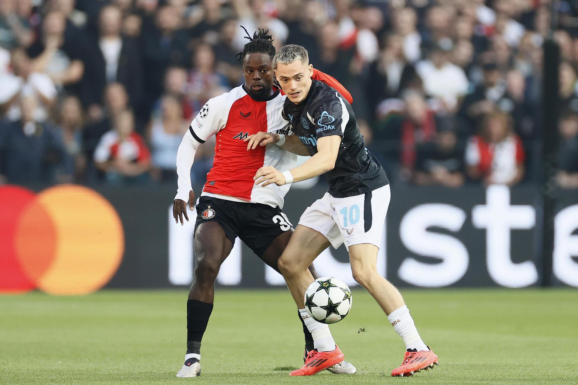 El jugador del Feyenoord Jordan Lotomba (I) y Florian Wirtz, del Bayer 04 Leverkusen, durante el partido de la UEFA Champions League que han jugado Feyenoord Rotterdam y Bayer 04 Leverkusen en el Feyenoord Stadion de Kuip en Rotterdam, Países Bajos. EFE/EPA/PIETER STAM DE JONGE 