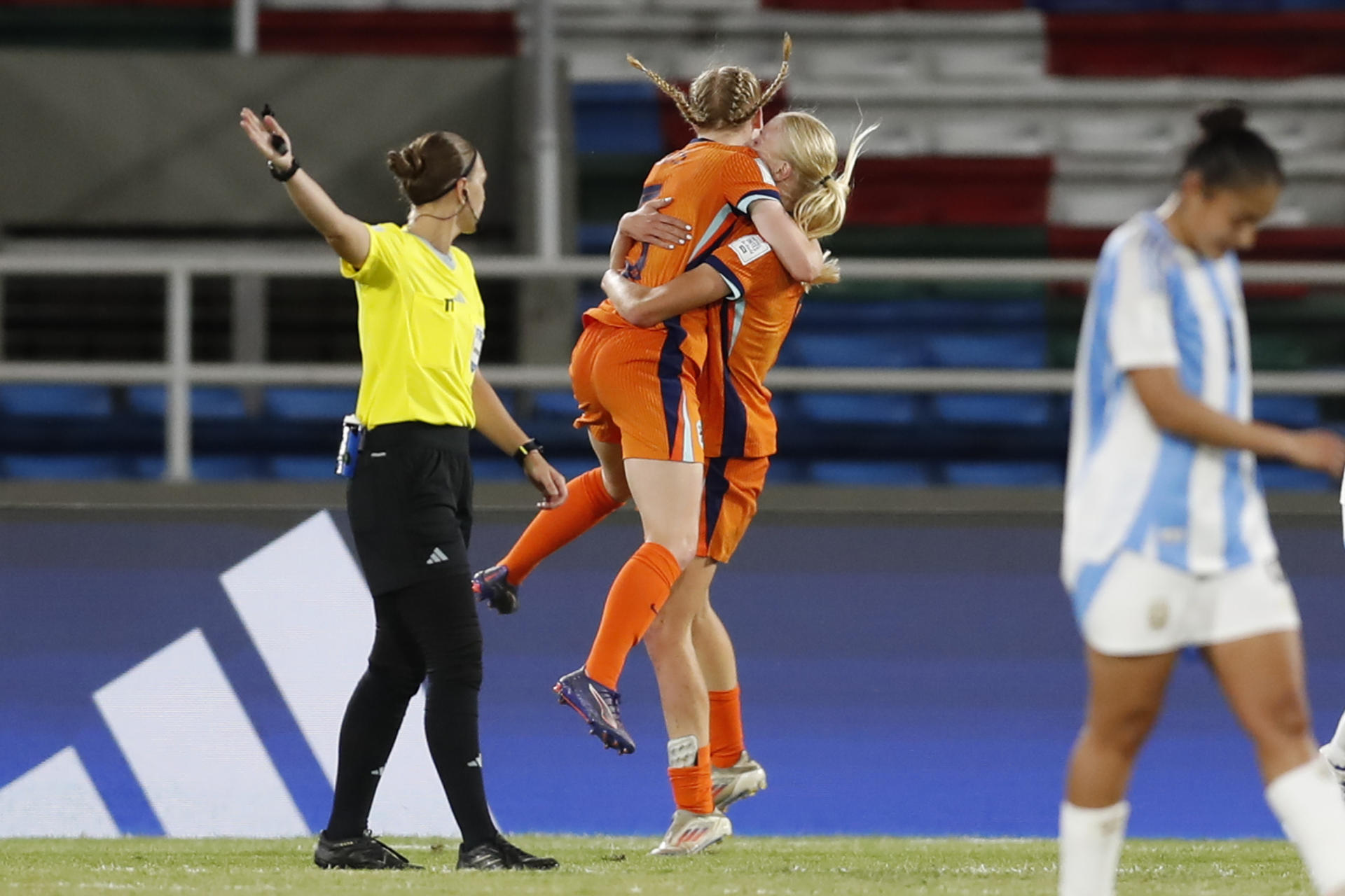 Robine Lacroix (c-i), de Países Bajos, fue registrada este jueves, 5 de septiembre, al celebrar con una compañera de selección un gol que le anotó a Argentina, durante un partido del grupo F del Mundial FIFA femenino sub-20, en el Pascual Guerrero de Cali (Colombia). EFE/Ernesto Guzmán Jr. 