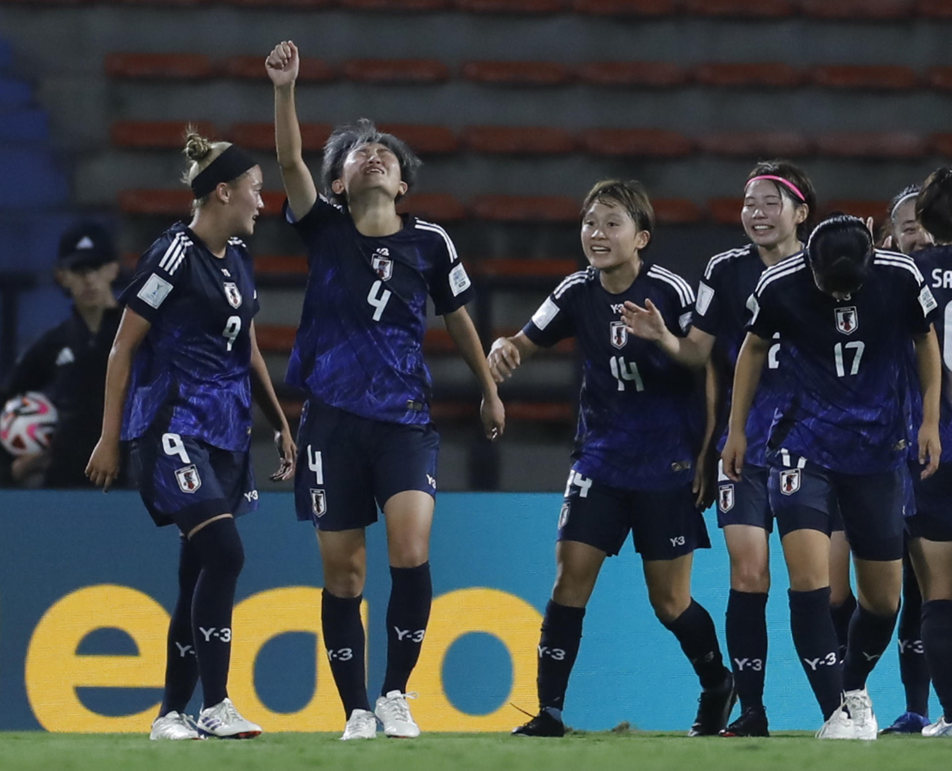 Hiromi Yoneda, con el brazo derecho en alto, celebra su gol a España que bastó a Japón para imponerse el 15 de septiembre de 2024 en Medellín por 1-0 y avanzar a las semifinales del Mundial sub-20. EFE/ Luis Eduardo Noriega Arboleda