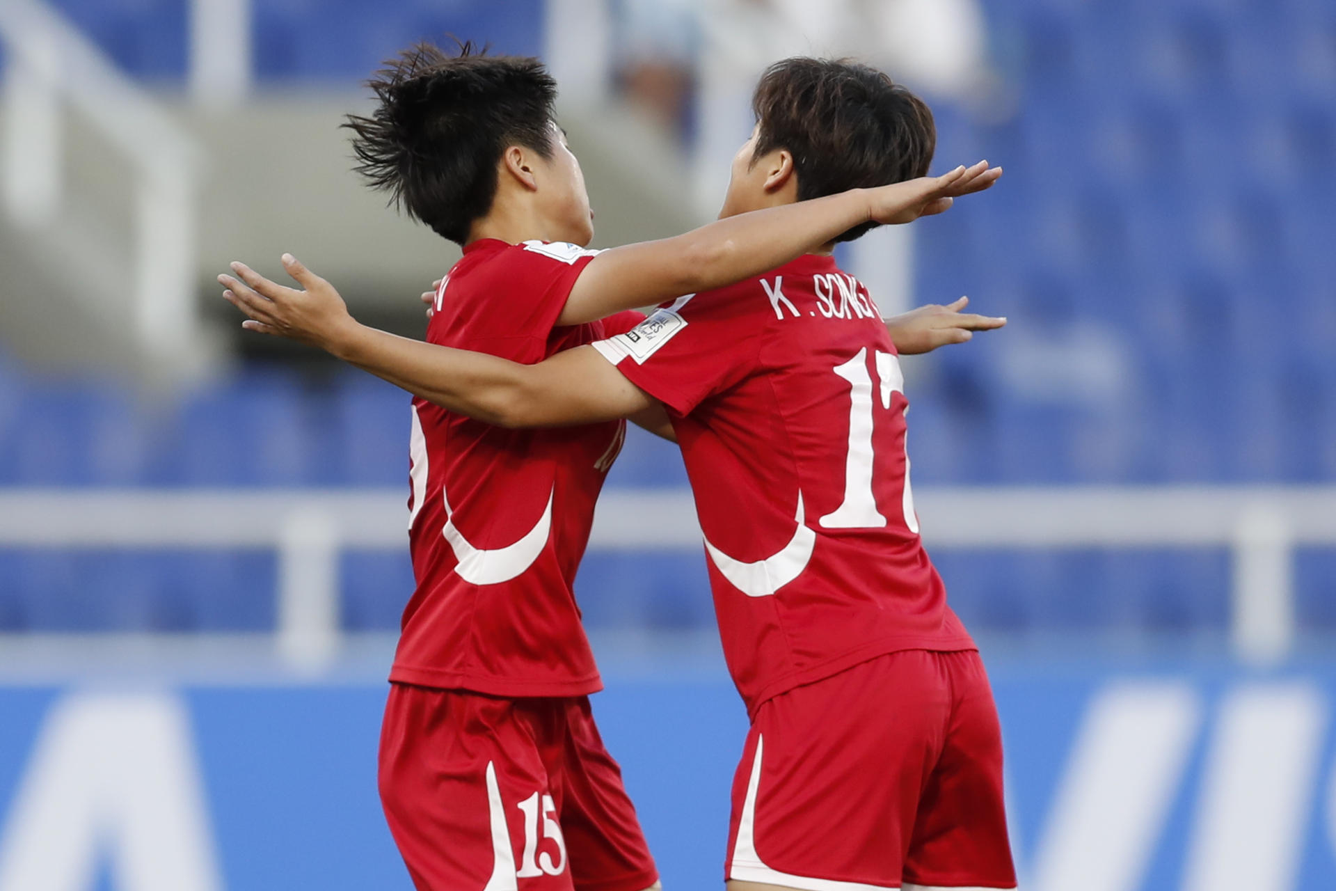 Il Son Choe (i), de Corea del Norte, fue registrada este jueves, 5 de septiembre, al celebrar con su compañera Song Ok Kim, un gol que le anotó a Costa Rica, durante un partido del grupo F del Mundial FIFA femenino sub-20, en el estadio Pascual Guerrero de Cali (Colombia). EFE/Ernesto Guzmán Jr. 