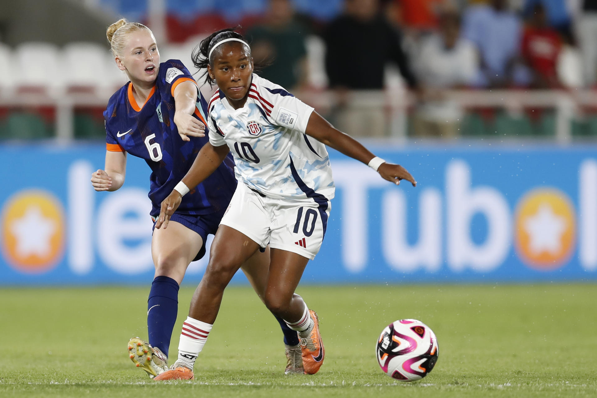 Sheika Scott (d), de Costa Rica, fue registrada el pasado 2 de septiembre al disputar un balón con Kealyn Thomas, de Países Bajos, durante un partido del grupo F del Mundial FIFA femenino sub-20, en el estadio de Pascual Guerrero de Cali (Colombia). EFE/Ernesto Guzmán Jr.