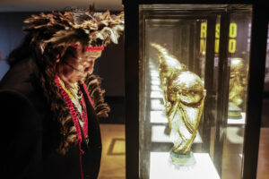 Un líder indígena observa un trofeo de la Copa Mundo en el Museo del Fútbol después del sorteo de la primera Copa de Fútbol de los Pueblos Indígenas en la sede de la Confederación Brasileña de Fútbol (CBF) en Río de Janeiro. EFE/ Antonio Lacerda