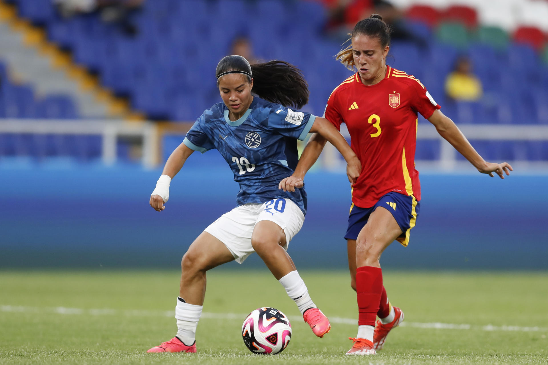Estela Carbonell (d) de España disputa un balón con Pamela Villalba de Paraguay en un partido del grupo C de la Copa Mundial Femenina sub-20. EFE/ Ernesto Guzmán Jr.