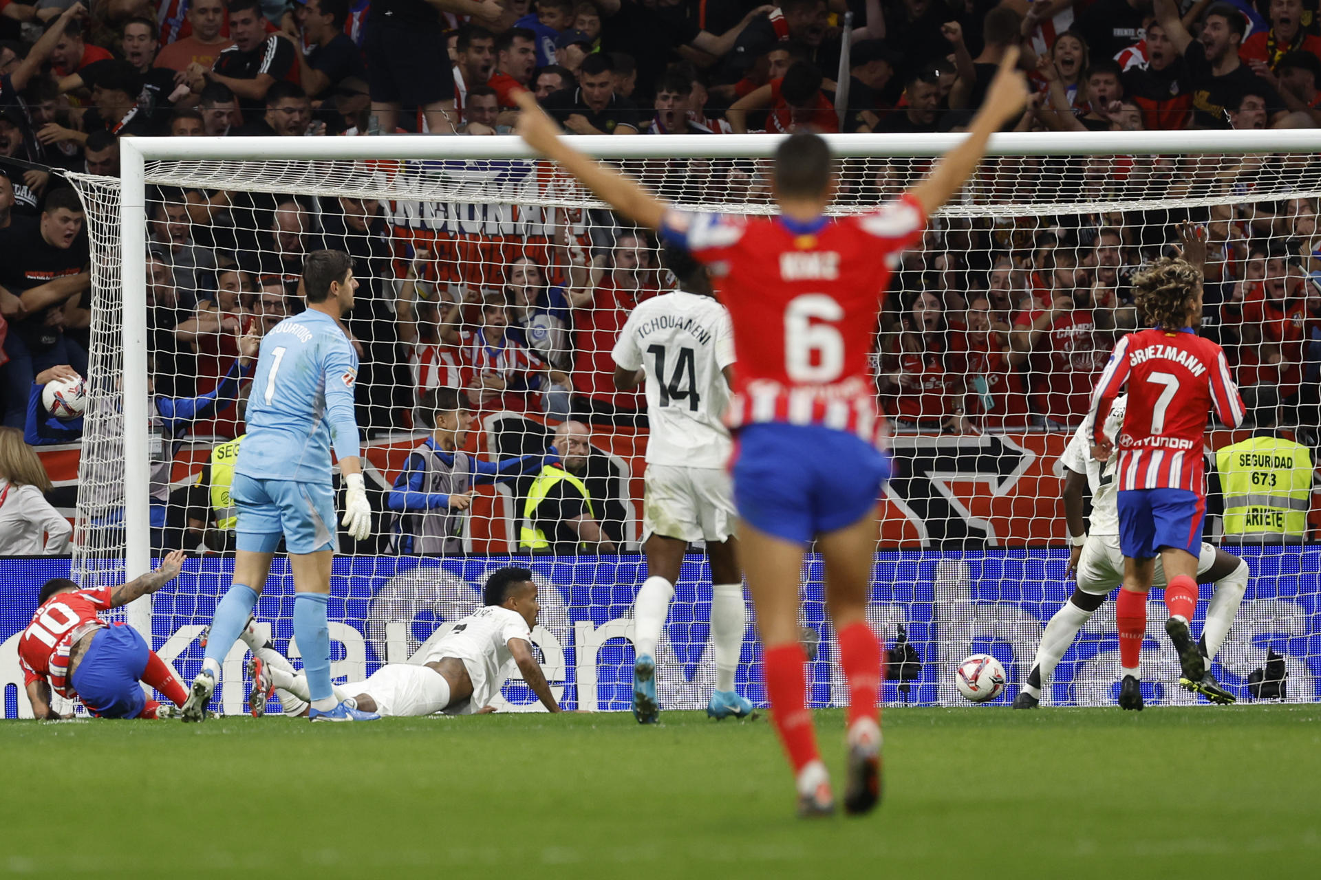 El delantero del Atlético Ángel Correa (i) marca ante el Real Madrid, durante el partido de la LaLiga EA Sports que Atlético de Madrid y Real Madrid disputaron en el estadio Civitas Metropolitano. EFE/JJ Guillén 